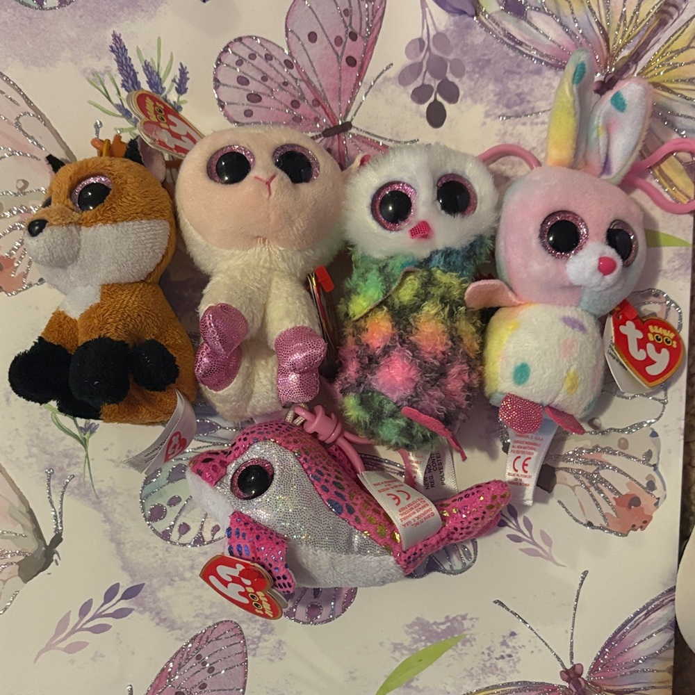 Clip-able beanies and squishy pack! 🤍